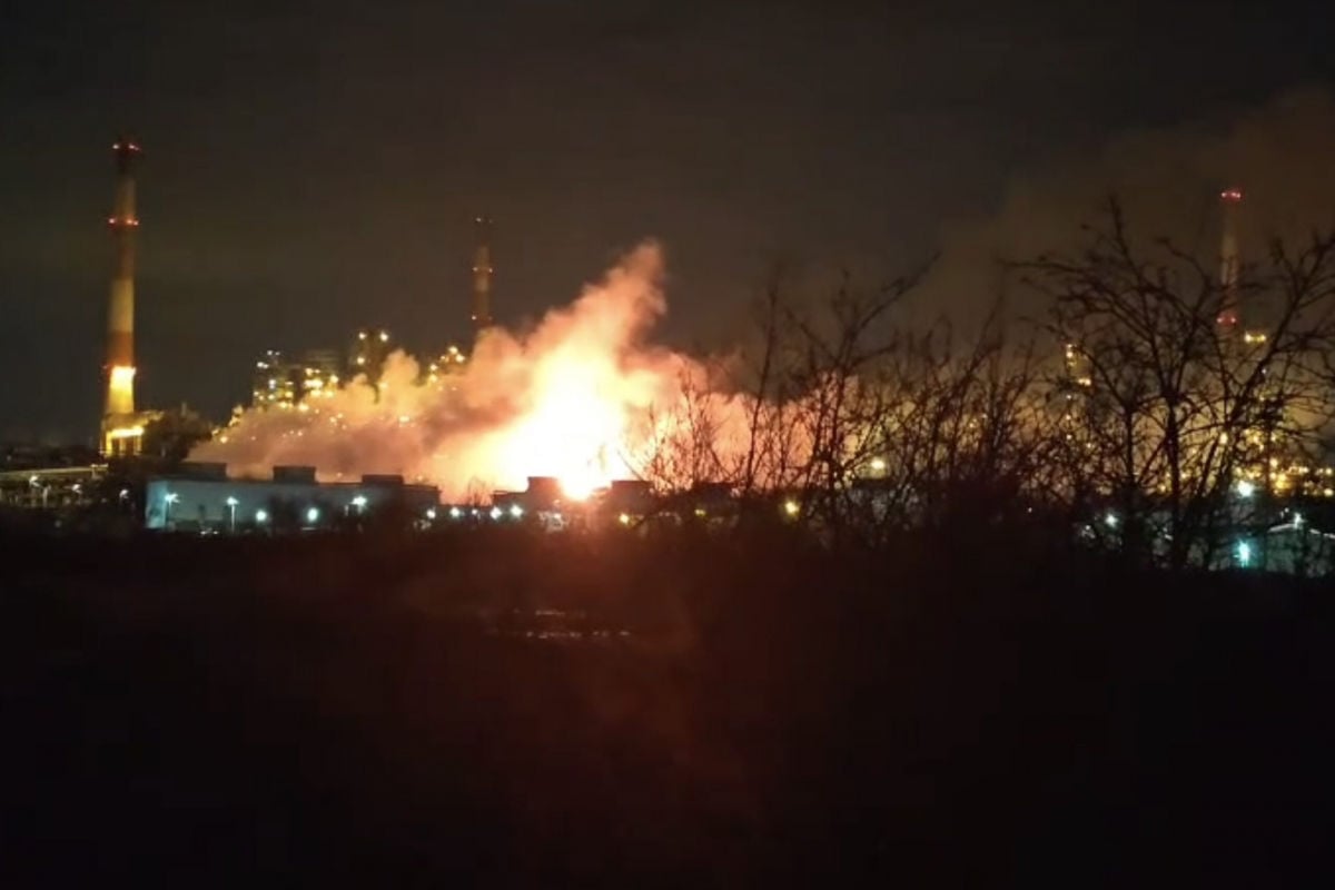 Удар БПЛА по нефтебазе "Роснефти" в Орловской области РФ: пожары вспыхнули на двух резервуарах 