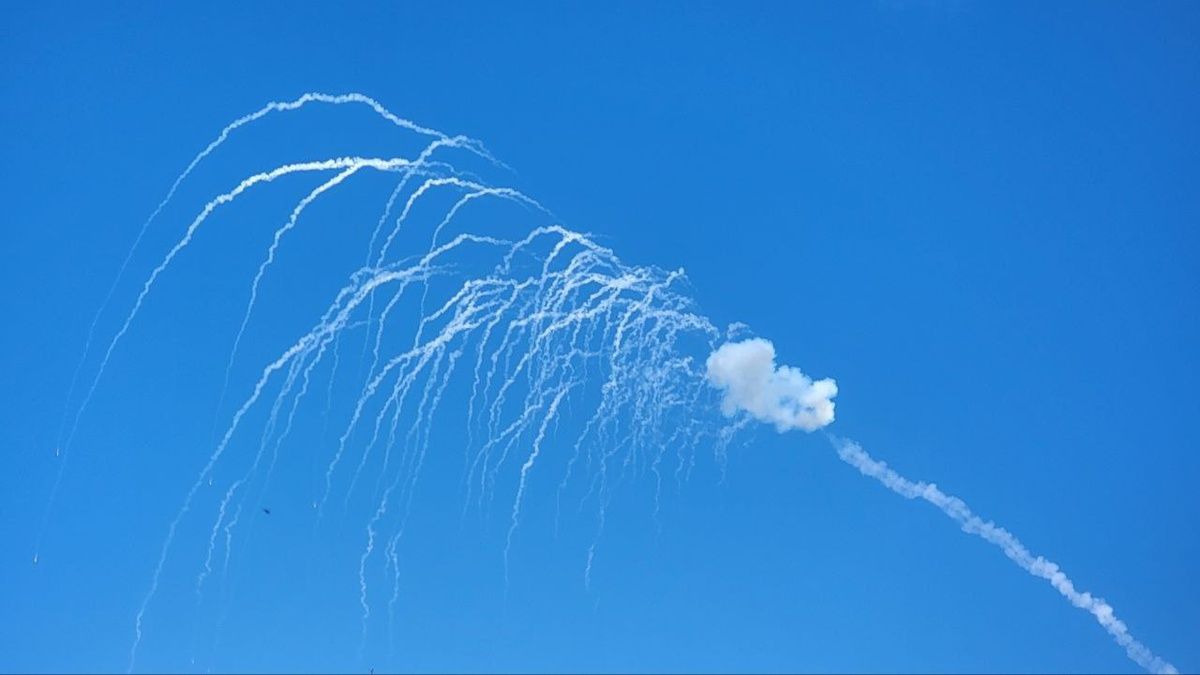 ​До 10 ракет: жители Белгородчины сообщают о "прилетах", а власть утверждает, что это ПВО, – кадры