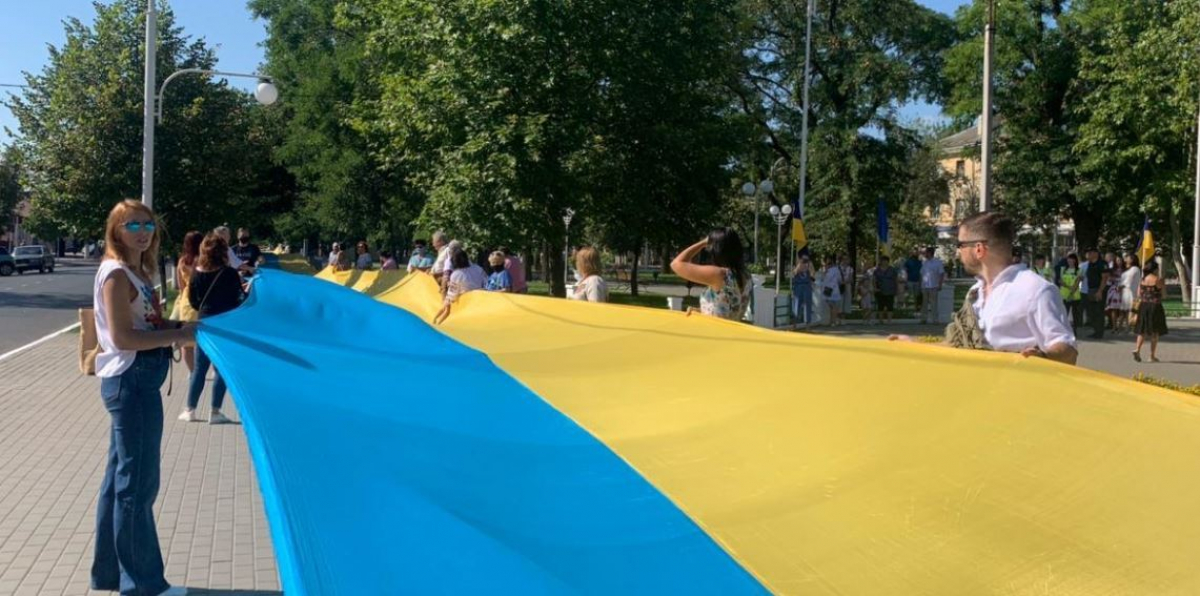 В День Независимости Украины по Измаилу пронесли гигантский флаг 