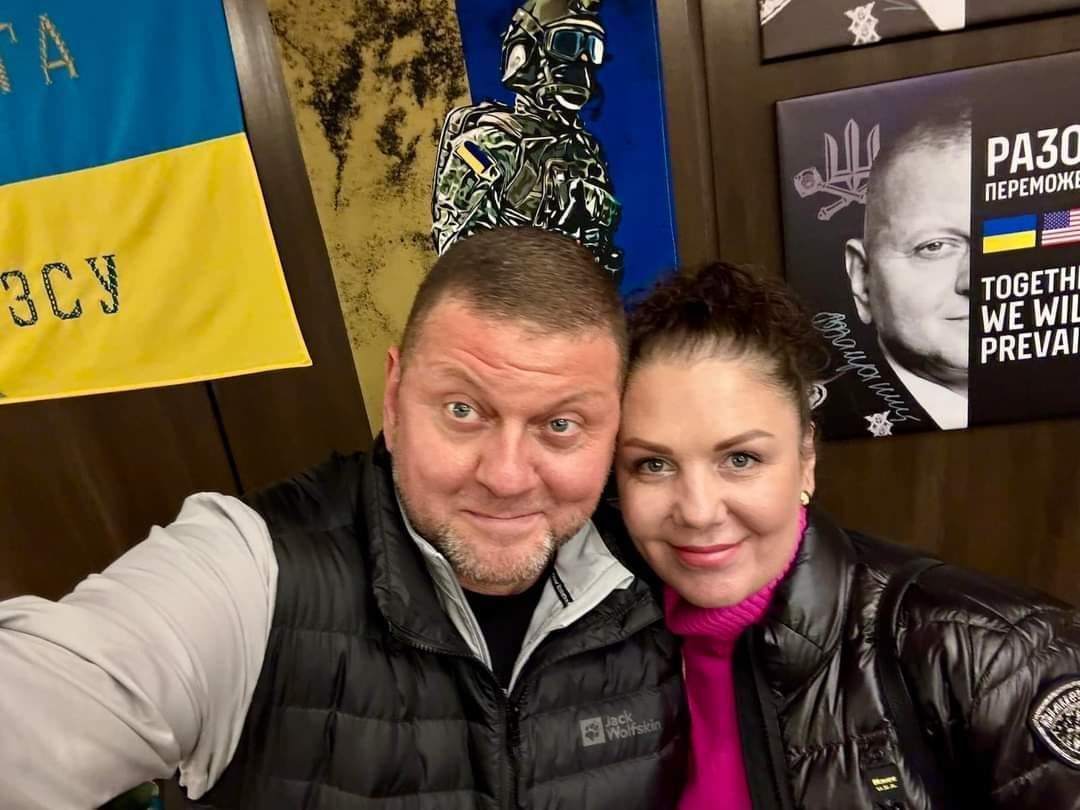 "Це і є народна любов, яку не купиш телемарафонами", – соцмережі про фото Залужного з дружиною