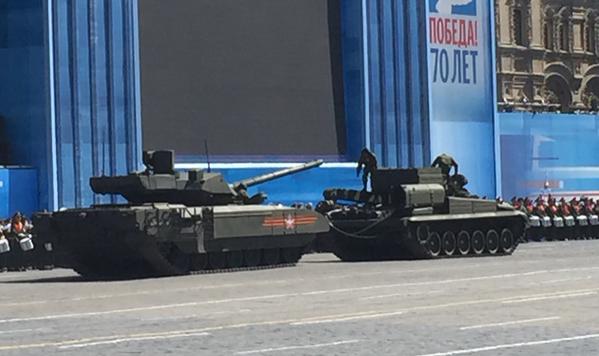 В Москве во время генеральной репетиции парада Победы сломался новейший танк "Армата"