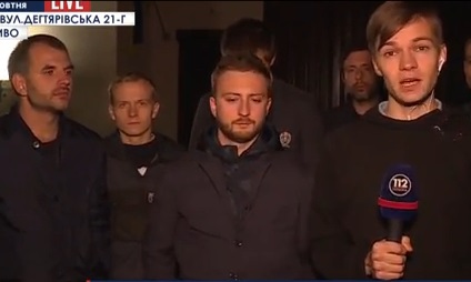 Активистов, принесших шину и конфеты к дому Порошенко на его день рождения, вызвали в военкоматы для отправки в зону АТО