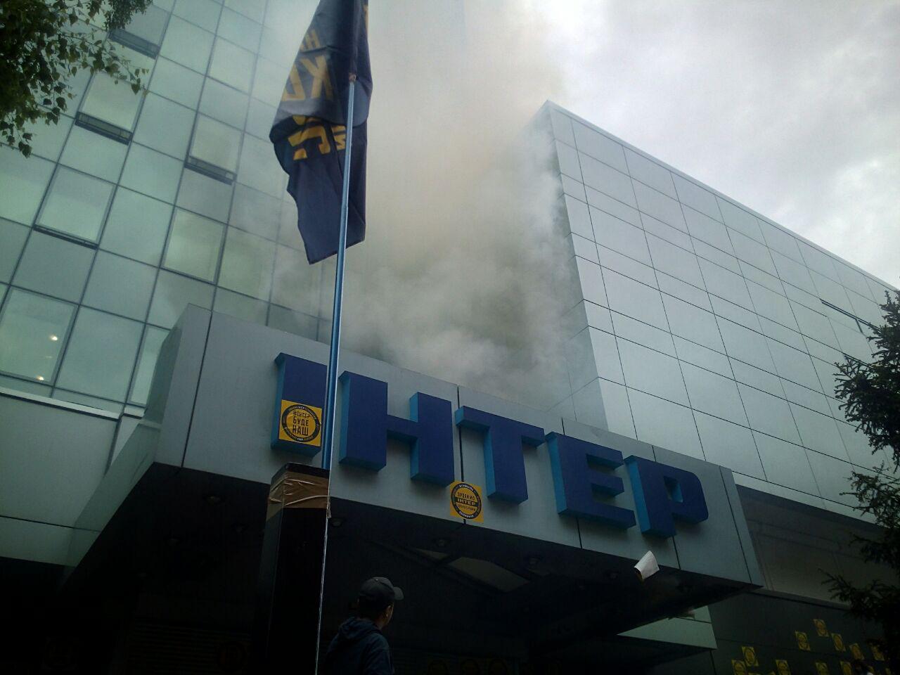 Офис "Интера в дыму", взрываются дымовые шашки: националисты из "Азова" выдвинули ультиматум телеканалу