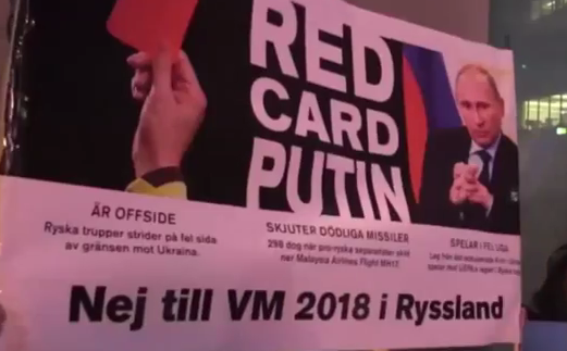 СМИ: около 20 человек с флагами Украины организовали акцию против Путина перед матчем Швеция - Россия
