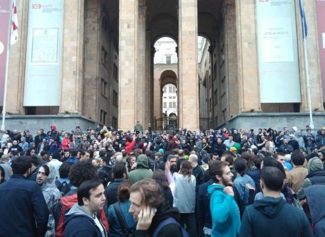 После облавы в ночных клубах Тбилиси на улицах города начались массовые протесты