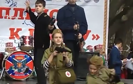 Шокирующее видео праздничного концерта в аннексированном Крыму: дети в танце изображали бой, расстреливая зрителей из игрушечных автоматов и бросая в них воображаемые гранаты