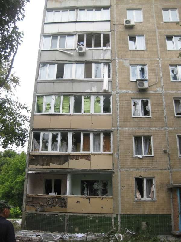 Артобстрел Киевского района: множественные разрушения в доме по улице Собинова