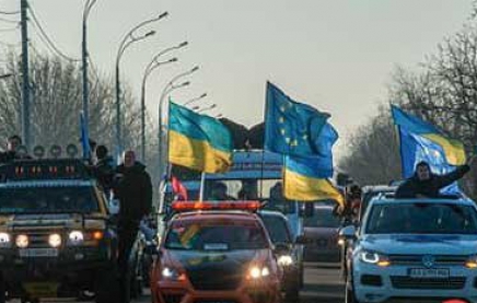 В Киеве в правительственном квартале заблокировано движение и уже жгут шины