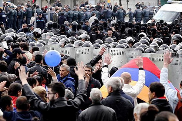 Протесты в Армении продолжаются: оппозиция требует мирной передачи власти