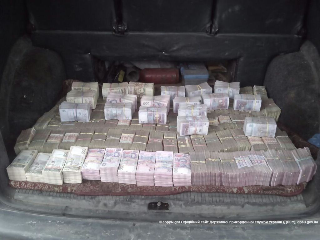 В Славянск их зоны АТО везли 6 млн. гривен: вторая контрабанда за сутки. Фото и видео.