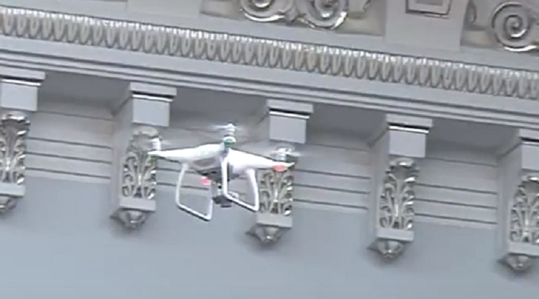 Парламентарии устроили в зале ВР селфи с летающим беспилотником и провалили законопроект о тарифном регуляторе