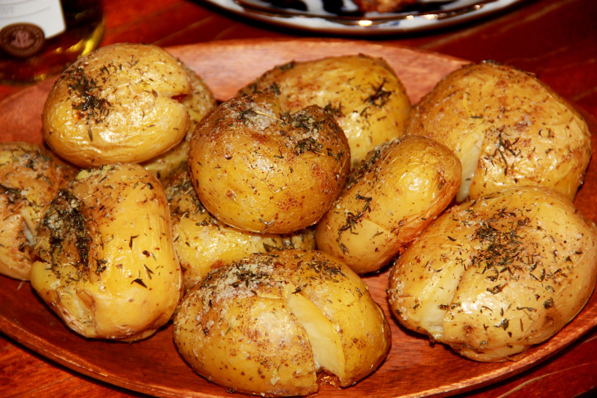 Рецепт картоплі по-португальськи: смачний та універсальний гарнір на усі випадки життя