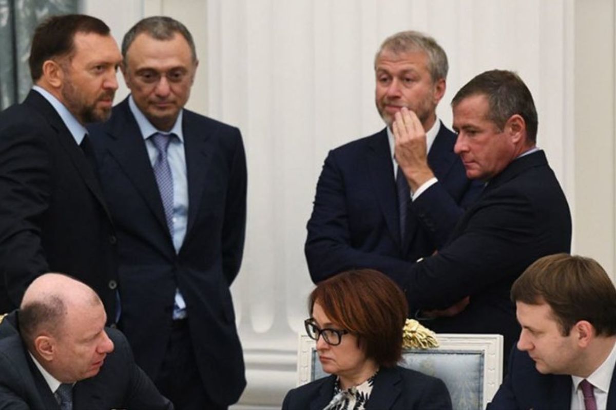 Миллиарды уходят за границу: экспортеры в РФ резко сократили продажу валюты