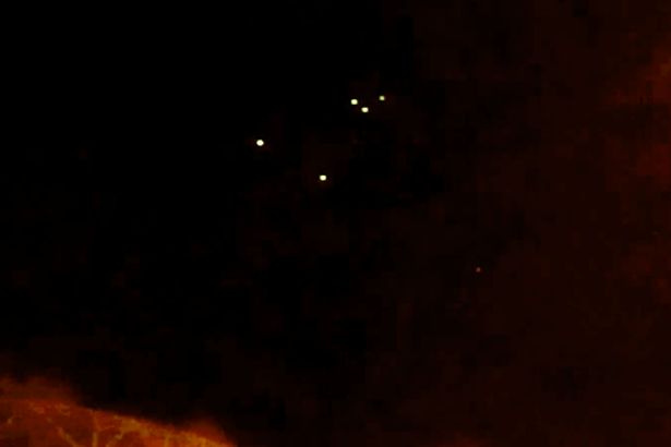 Шесть светящихся точек от НЛО были замечены в ночном небе маленького сербского городка - загадочные видеокадры