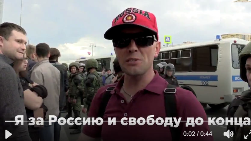 "У меня просто истерика! На это можно смотреть вечно!!!" - видео из Москвы, на котором ОМОН скрутил сторонника Путина прямо перед камерой, вызвало истерику в соцсетях (кадры)