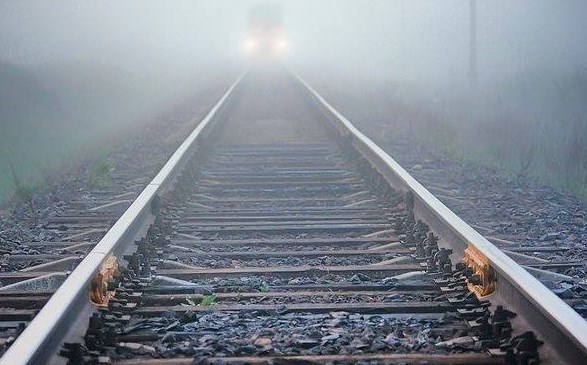 Суицид или трагическая гибель? В Донецкой области пригородный поезд насмерть сбил мужчину: полиция пытается установить его личность