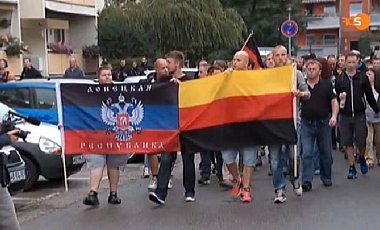 Немецкие неонацисты поддержали террористов на Донбассе: видео шествия с флагом ДНР