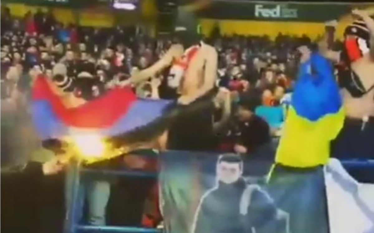Фанаты донецкого "Шахтера" прямо на стадионе во время матча устроили "аутодафе" флагу непризнанной "ДНР"