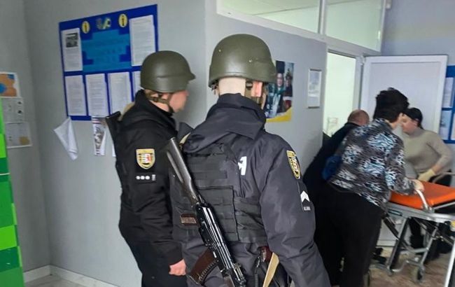 На Закарпатті депутат сільради під час сесії підірвав гранати – десятки поранених