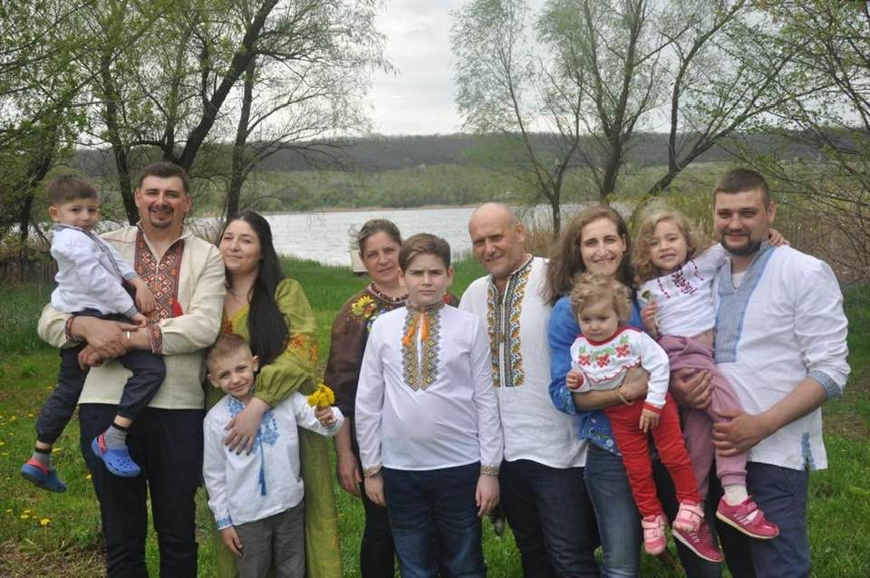 "Праздную заслуженно!" - в День отца Ярош показал редкое фото с женой, тремя детьми и внуками