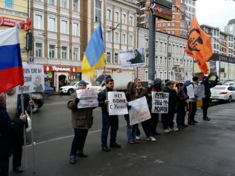 В Москве активисты выступили с лозунгами "Путин - болезнь, Майдан - лекарство"