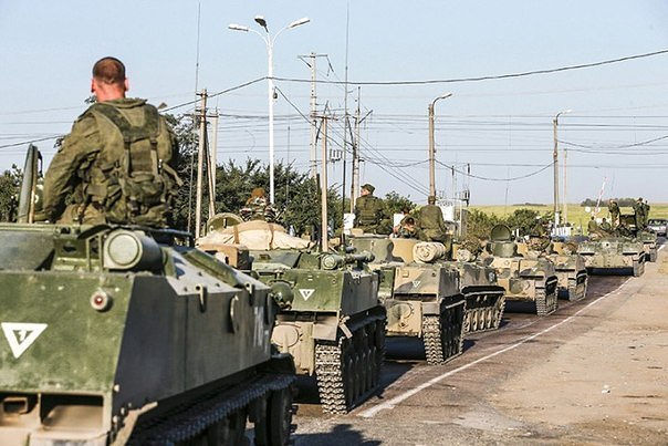 СМИ: Российские войска продолжают скапливаться возле КПП, где будет проходить гуманитарный конвой РФ в Донбасс