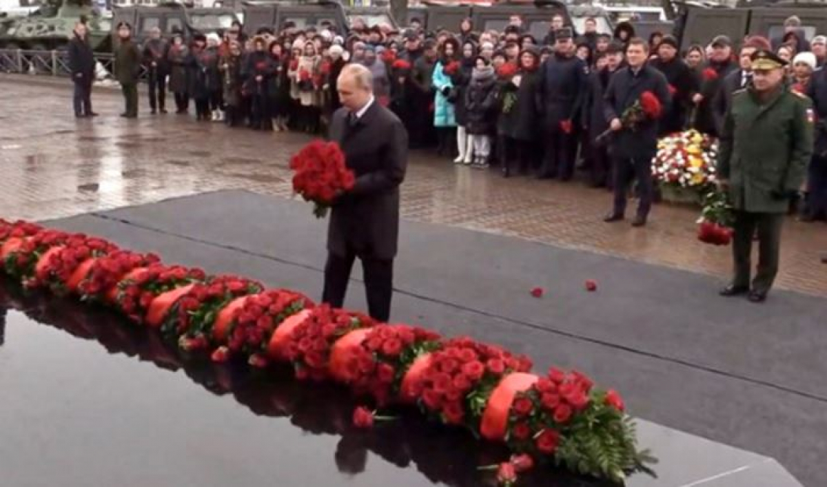 Путин приехал в Псков и обронил у памятника 2 гвоздики: в Сети увидели "плохой знак" - кадры