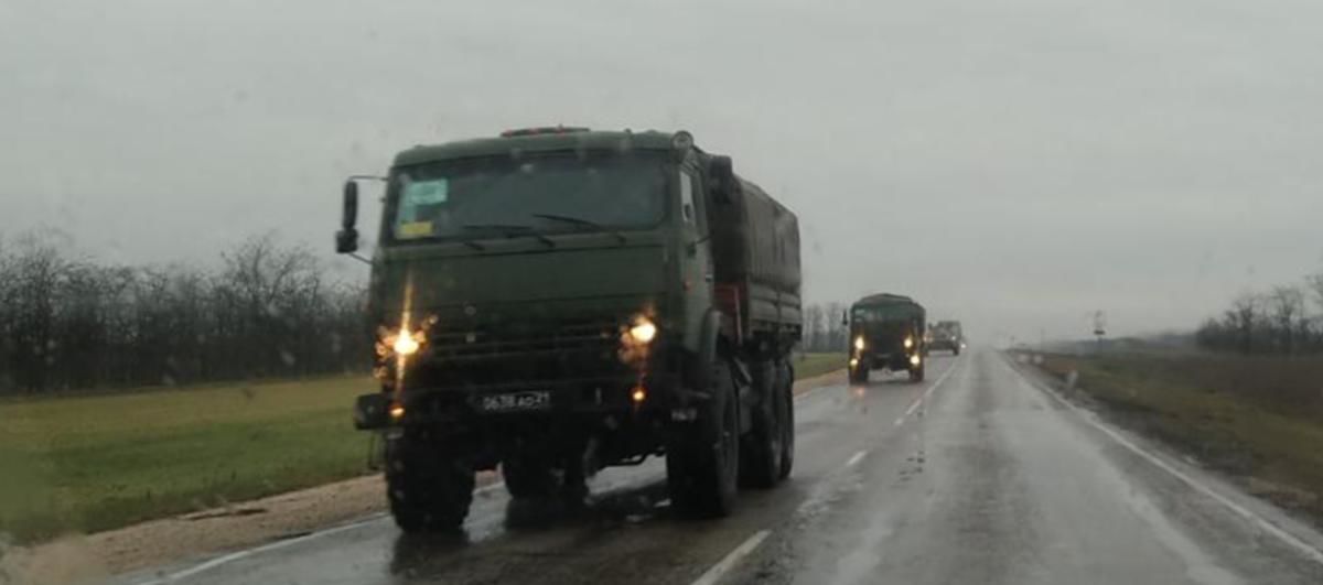 Под Бахчисараем замечена колонна военной техники РФ: опубликовано видео