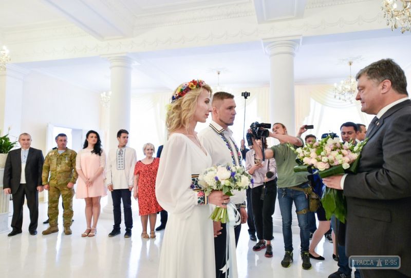 Президент гулял на свадьбе одесского бойца десантника участника АТО и подарил квартиру молодоженам 