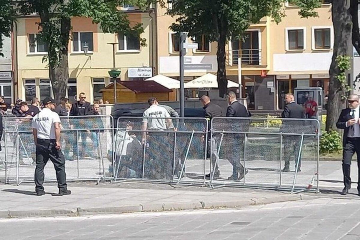 ​Покушение на Фицо: в Сети обнародовали видео задержания стрелка, ранившего премьера Словакии