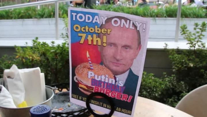 Такого позора с Путиным еще не было: российское ТВ поймали на наглом вранье о бургере в честь день рождения Путина в ресторанах США - американцы устроили скандал. Кадры