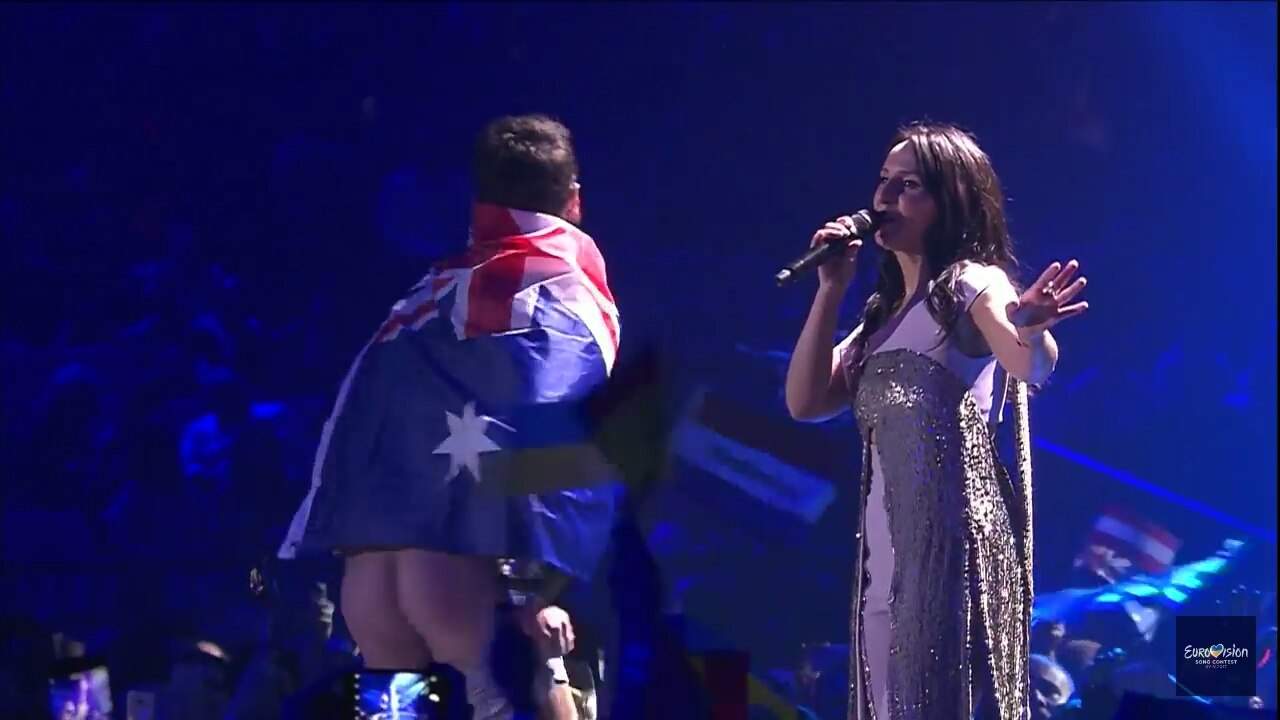 Одиозный пранкер Сердюк, напавший на Ким Кардашьян, снял штаны во время выступления Джамалы в финале "Евровидения - 2017"
