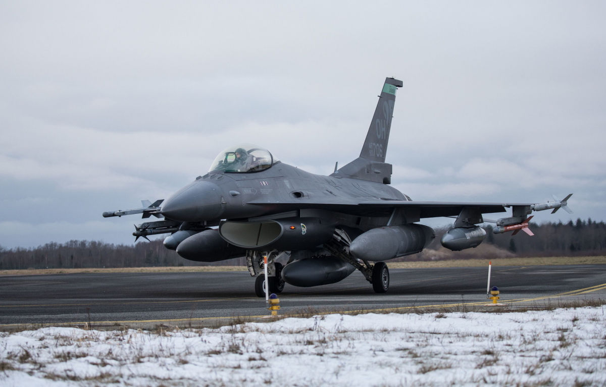 В США озвучили причину переброски истребителей F-16 в Румынию