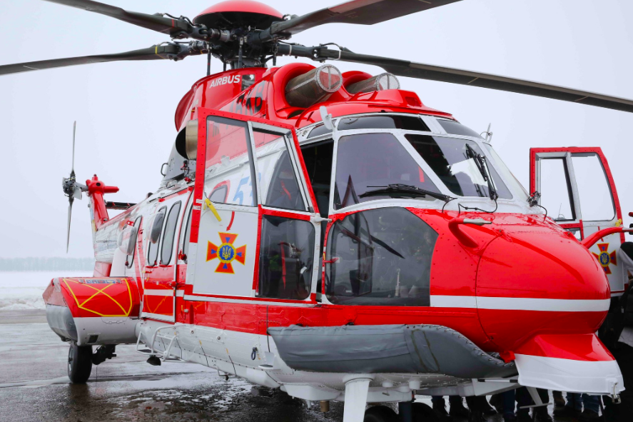 ​"Крепнем", - Франция передала Украине еще один Н-225 Super Puma, вертолет показал класс в Нежине - кадры