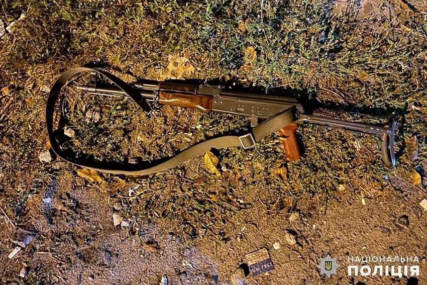 На Хмельниччині п'яний водій розстріляв з автомата Калашнікова поліцейських і свого друга