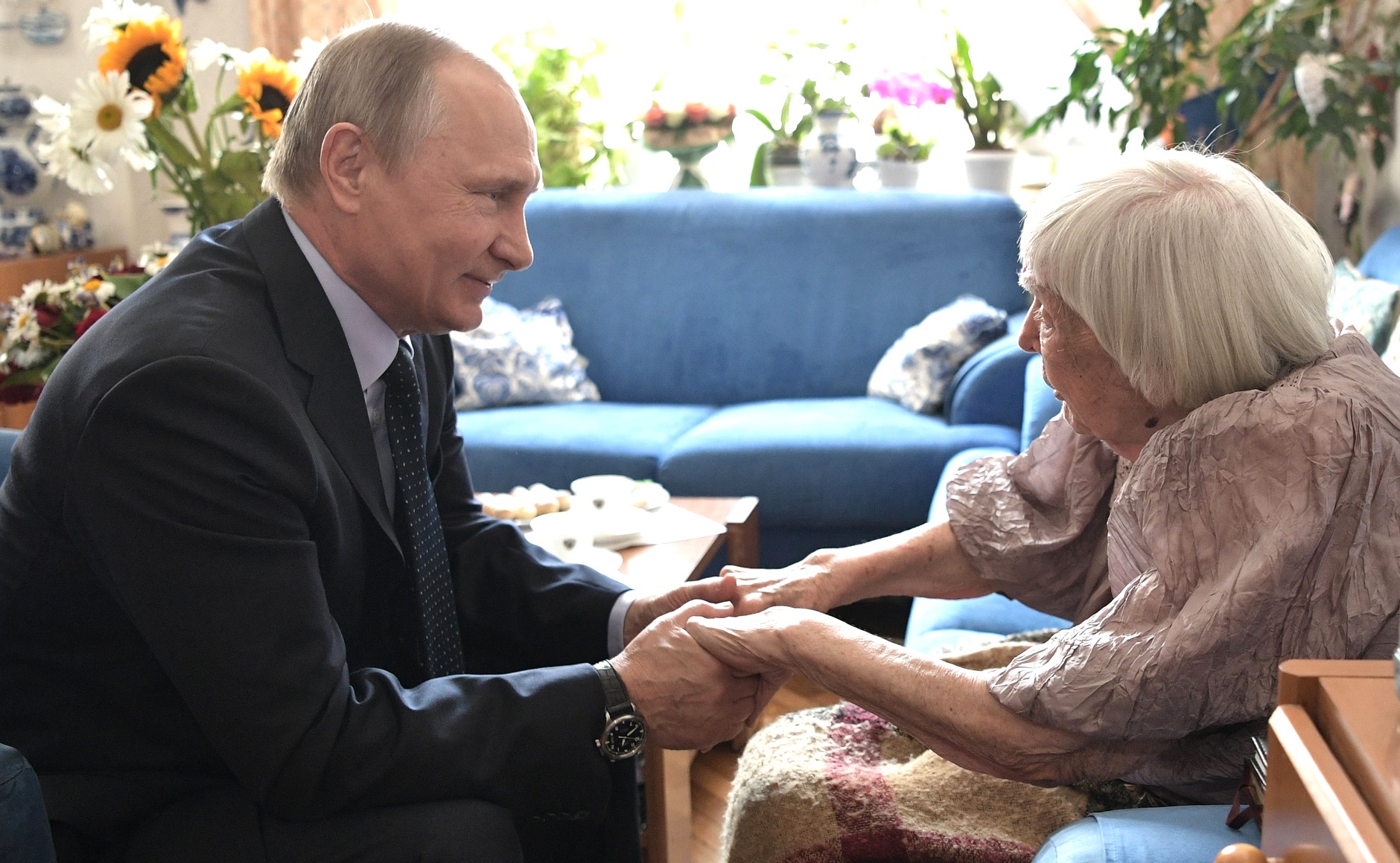 ​"Никогда этого не было! Ну что я идиотка, что ли?!" – Алексеева прокомментировала сюжет с поцелуем рук Путина – кадры