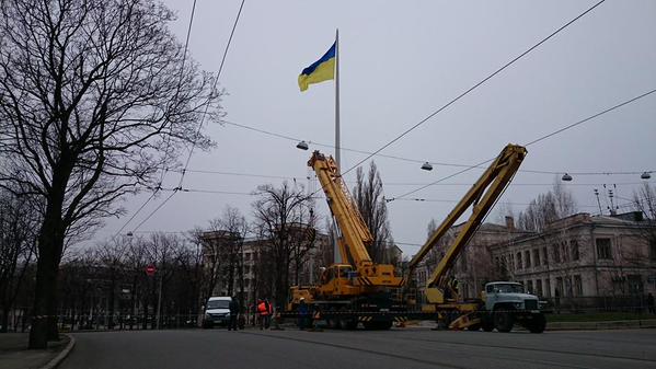 В Харькове демонтируют подорванный ночью флагшток