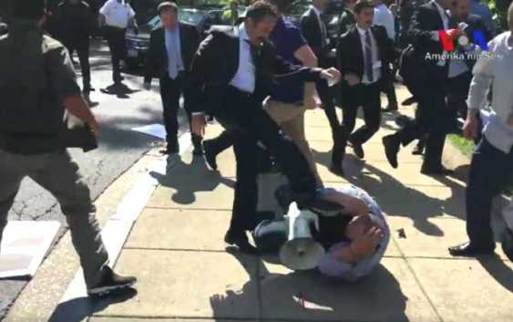 ​Охрана Эрдогана избила в Вашингтоне прокурдских митингующих, включая женщин, 9 человек травмированы - опубликованы фото и видео