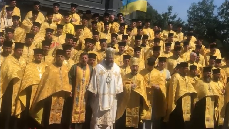 Именно такой и должна быть украинская церковь: священники КП мощно исполнили гимн Украины, - сильное видео