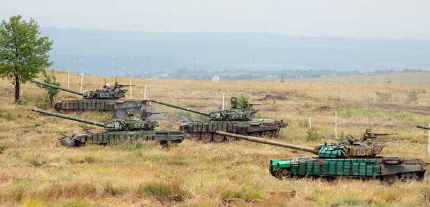 Официально: Боевики ЛНР начали отвод танков от линии фронта
