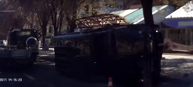 ДТП в оккупированном Донецке: пока люди голодают, террористы катаются на Гелендвагенах и попадают в аварии – кадры