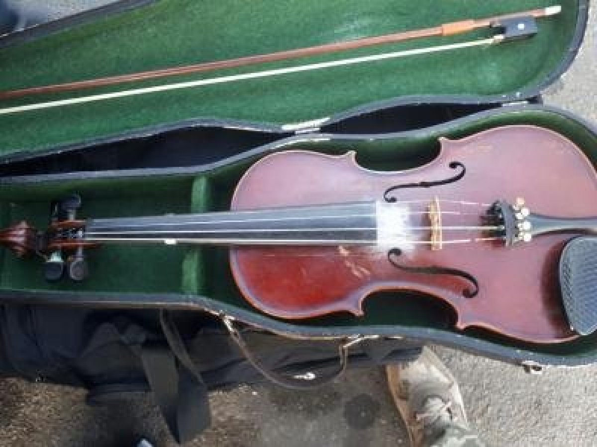 Украинец хотел нелегально вывезти из страны в Словакию скрипку: пограничники не позволили избавиться от инструмента, которому более 150 лет