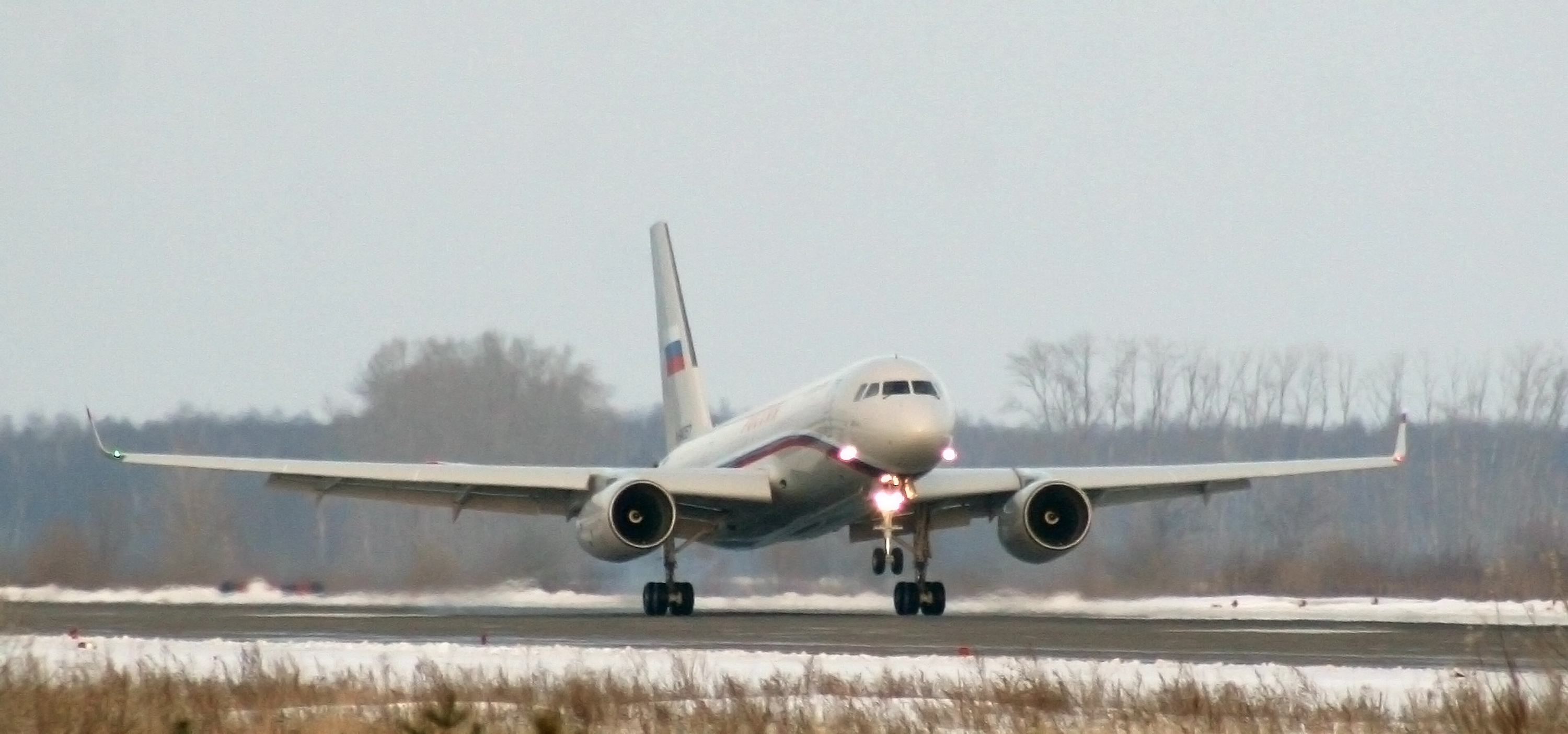 Что делал президентский самолет в Сирии: в аэропорту Дамаска был замечен Ту-204-300 из кортежа Путина - кадры