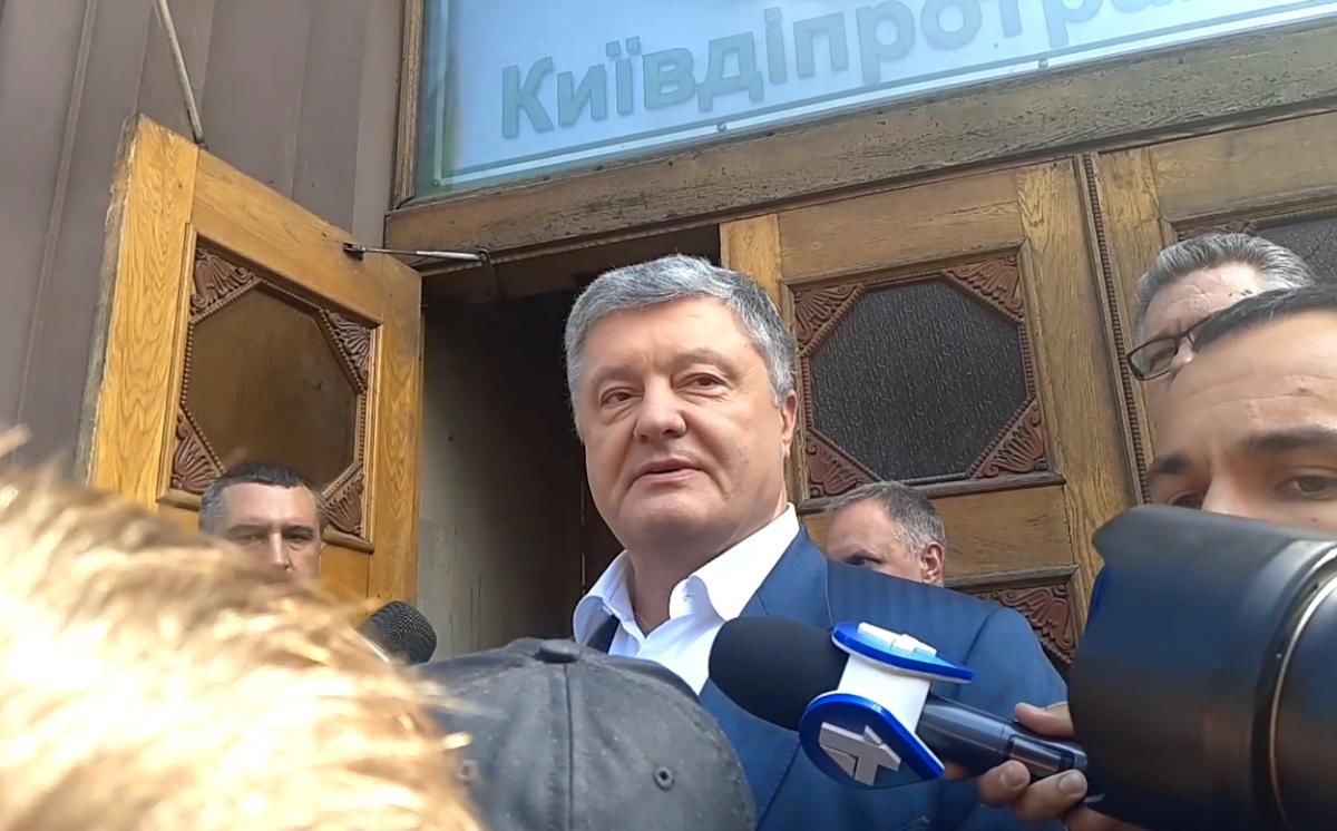 Порошенко, "втікаючи" від слідчих ДБР, перейшов на російську та потрапив на відео