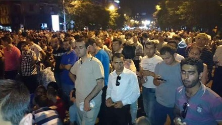 "Майдан" в Ереване отказался от встречи с президентом и продолжает выдвигать требования
