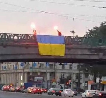 В Санкт-Петербурге на мосту был вывешен большой флаг Украины 