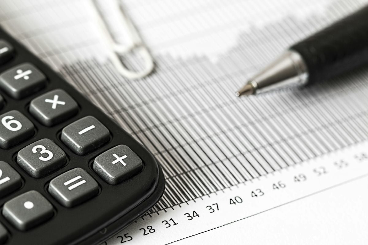 Как не переплатить при продаже квартиры в 2025 году: налоги, льготы и подводные камни