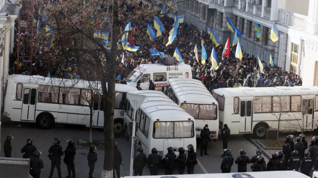 Семенченко: призывники устроили пикет под Администрацией Президента с требованием демобилизации