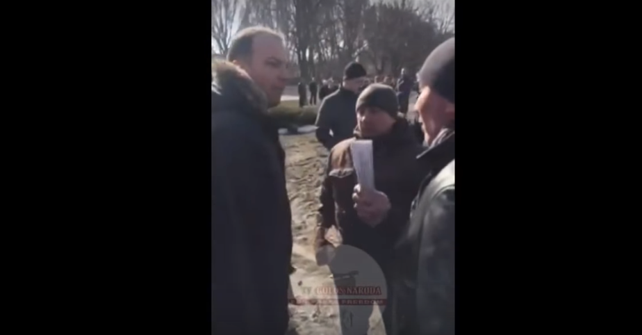 Жители Конотопа неожиданно прогнали Семенченко и Соболева: опубликовано видео скандала, который разгорелся из-за блокады