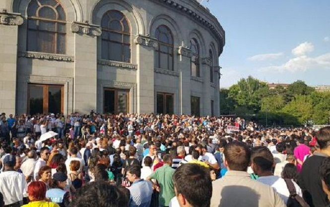 Протестующие в Ереване поставили ультиматум властям: баррикады могут оказаться у президентского дворца